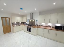 Spacious & Modern 4 Bedroom Holiday Home Gwynedd, hotelli Bangorissa