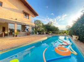 Casa encantadora com piscina aquecida em condomínio, hotel with parking in Campo Limpo Paulista