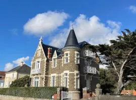 Appartement rénové dans villa d'exception face à la mer
