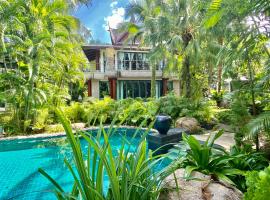 Villa in the Garden, Surin Beach with private spa., cabaña o casa de campo en Hat Surin