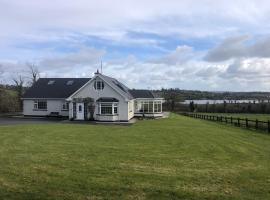 Lough Aduff Lodge 5 minutes from Carrick on Shannon, hótel í Leitrim