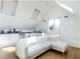 2-Bed Loft Apartment for 5ppl with private parking, hotel di Beckenham