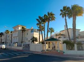 MAISON ENTIERE AVEC PISCINE, WIFI, GRAND SOLARIUM ET TERRAIN ARBORE