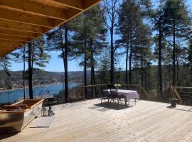 Summer cabin in Nesodden open-air bath large terrace, hotell i nærheten av Tusenfryd fornøyelsespark i Brevik