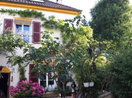 GITE douillet CHAUVRY 24Km PARIS, family hotel in Chauvry
