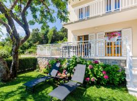 Apartments Sara: Molunat şehrinde bir otoparklı otel