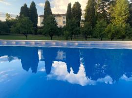 Appartamento lusso con piscina tra Milano e Como, hotel with parking in Costa Masnaga