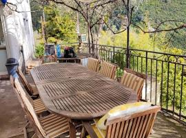 Maison d'une chambre avec vue sur la ville jardin amenage et wifi a Peille, hotel dengan parking di Peille