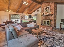Family-Friendly Pinetop Cabin with Deck and Grill, hotel u gradu 'Indian Pine'