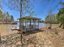 Pet-Friendly Wedowee Home with Hot Tub and Dock!, vacation home in Wedowee