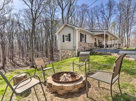 Peaceful and Secluded Knoxville Retreat with Deck, hotel sa spa centrom u gradu 'Knoxville'