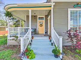 Renovated Carnegie Cottage - Walk to Dtwn!, hotel in Winnsboro
