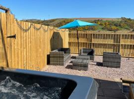 The Steading with 7 Seater Hot Tub Aberdeenshire, chalupa v destinaci Banff