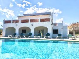 Chalet con piscina y barbacoa, hotel with parking in Denia