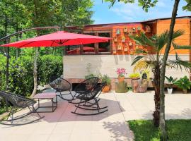 House & Yard Sesil L 90 m to beach, khách sạn ở Ureki