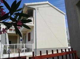 Apartment Dukic, hotel in Sveti Filip i Jakov