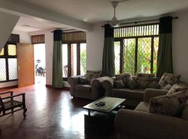 Central residence Rajagiriya-Entire House, feriebolig i Sri Jayewardenepura Kotte