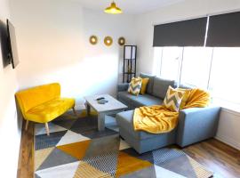 Newly refurbished 2 bedroom apartment close to station and local amenities、ハミルトンのホテル