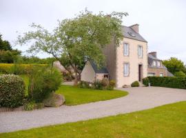 Semi-detached house, Guissény, hotel with parking in Guissény