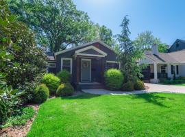 Villa Heights Bungalow minutes from NoDa and Uptown, vacation home in Charlotte