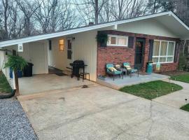 Just a short stroll to downtown Waynesville, vacation home in Waynesville