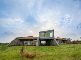 Stone House Bezze by StayVista with Lake view, Jacuzzi & Lawn - your perfect getaway, hotel v destinaci Nášik