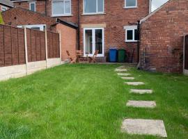 Worksop Newly Refurbished 2-Bedroom House, hotel in Worksop