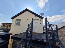 Perfect Location 2 BR serviced apartment Nr Bike Park Wales & Brecon Beacons, lejlighed i Merthyr Tydfil