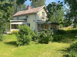 Hus nära Hallstaberget, villa in Sollefteå