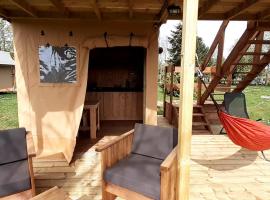 Tente Cabane du Camping Hautoreille, hotel with parking in Bannes