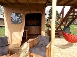Tente Cabane du Camping Hautoreille、バンヌのグランピング施設