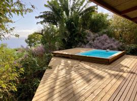 Cottage chaleureux avec vue mer et piscine, hôtel à Saint-Leu