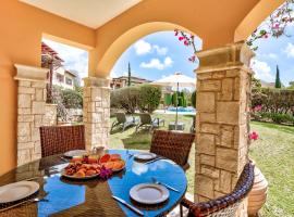 2 bedroom Apartment Asulon with communal pools, Aphrodite Hills Resort、クークリアのホテル