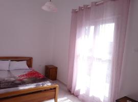 Vacation house in Stroggili, hotel v destinaci Agios Ioannis Peristerion