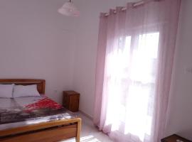 Vacation house in Stroggili, cheap hotel in Agios Ioannis Peristeron