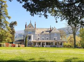 Domaine des Cèdres - Hôtel, gîtes et insolites, hotel v destinaci Villebois