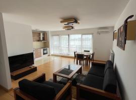 Sunny two room apartment, Baneasa, Petrom City, Free wi-fi and underground parking、ブカレストにあるS-Parkの周辺ホテル