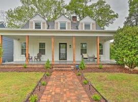 Gorgeous North Carolina Retreat with Fire Pit!، فندق في واشنطن