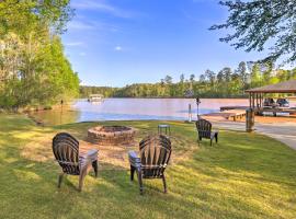 Chic Lake Sinclair Retreat with Dock and Hot Tub!, hotel com estacionamento em Resseaus Crossroads