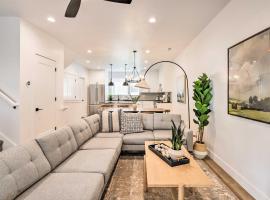 Modern-Chic Provo Townhome 1 Mi to BYU Campus, holiday home in Provo