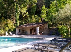 Les Chênes, hotel v destinácii Oppède