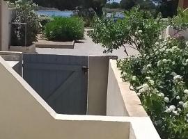 Maisonnette au bord de l'étang PORT LEUCATE, hotel in Leucate