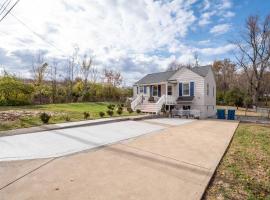 Cozy house to call home away from home, μέρος για να μείνετε σε Maryland Heights