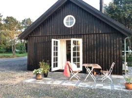 Country-living with a lovely view and own terrace, entrance and parking, hotel i Roskilde