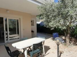 Villetta Federico climatizzata con giardino privato, allotjament vacacional a Viddalba