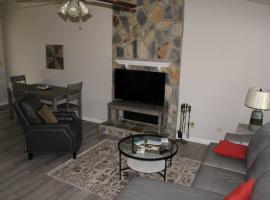 Cheerful 2-Bedroom, 2 bath with private parking, alquiler vacacional en Fayetteville