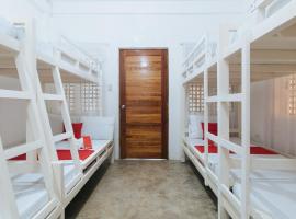 RedDoorz @ Camp Saint John Hotel La Union, hotel in San Juan