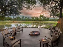 Onguma Forest Camp, hotel az Etosha Nemzeti Park Namutoni bejárata környékén Namutoniban