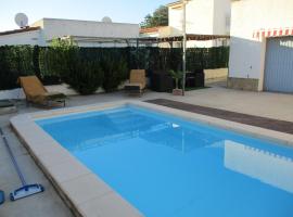 Casa con piscina privada en barrio tranquilo, cabaña o casa de campo en Castelló d'Empúries