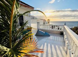 Luxury penthouse with breathtaking views and huge private terraces, luksuzni hotel u gradu Puerto de Santjago